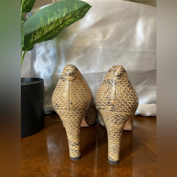 Stuart Weitzman Snakeskin Print Leather Pump Heels - Picture 3 of 9